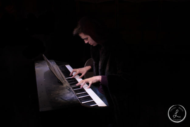 light painting, portrait light painting, piano, playing piano, music photography